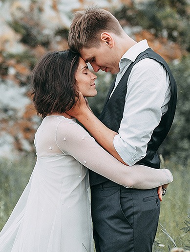 Hochzeitspaar im Freien