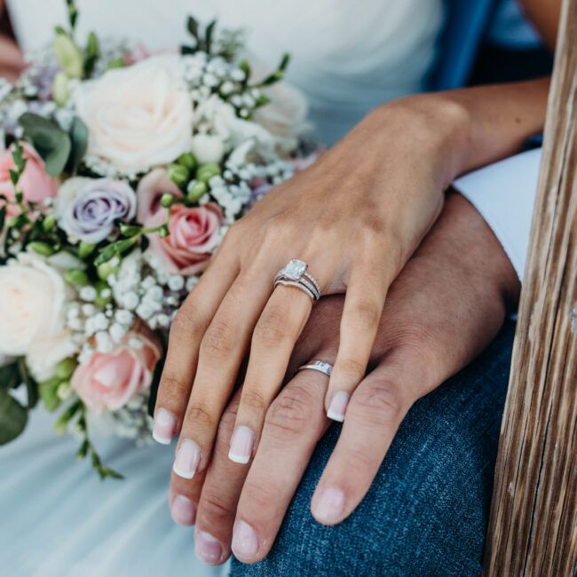 Brautpaar Hände mit Ringen