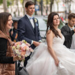 Hochzeitsplanerin Ursula Köllner am Weg mit dem Brautpaar zur Trauung