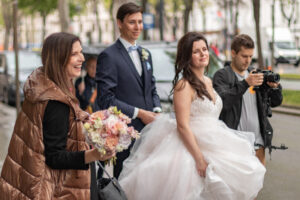 Hochzeitsplanerin Ursula Köllner am Weg mit dem Brautpaar zur Trauung