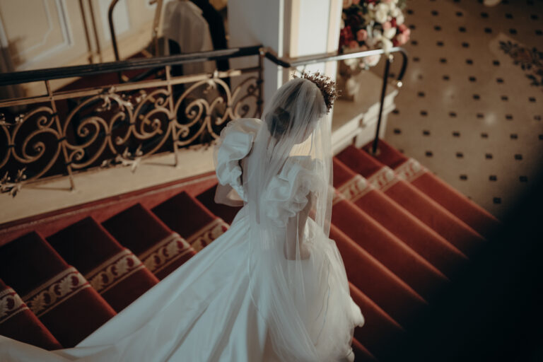 Braut schreitet die Treppe herab