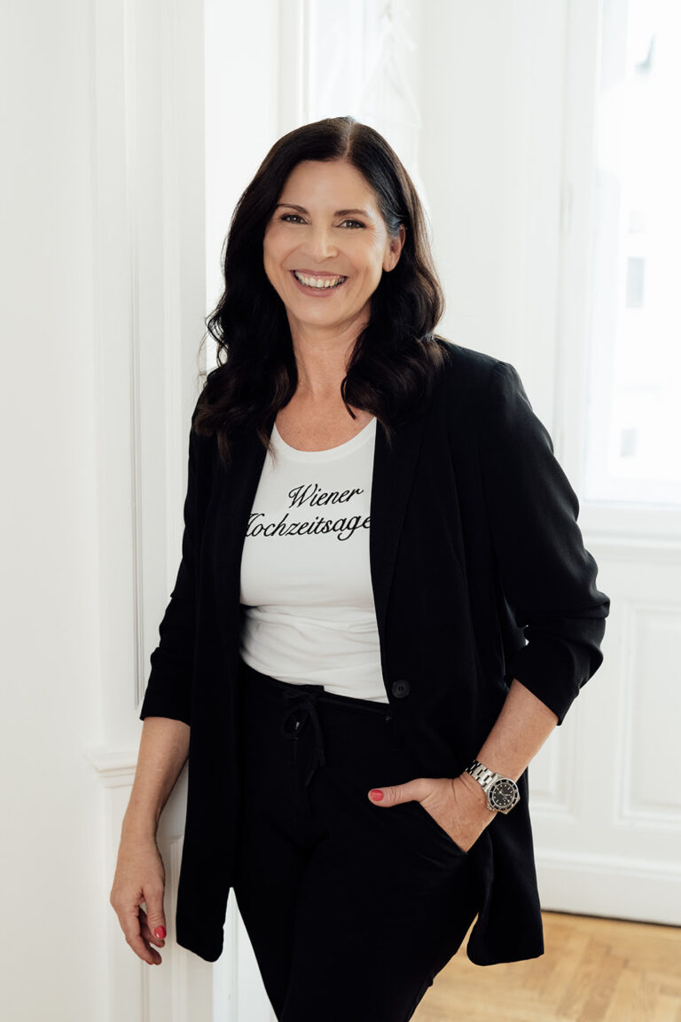 Uschi stehend an die Wand gelehnt