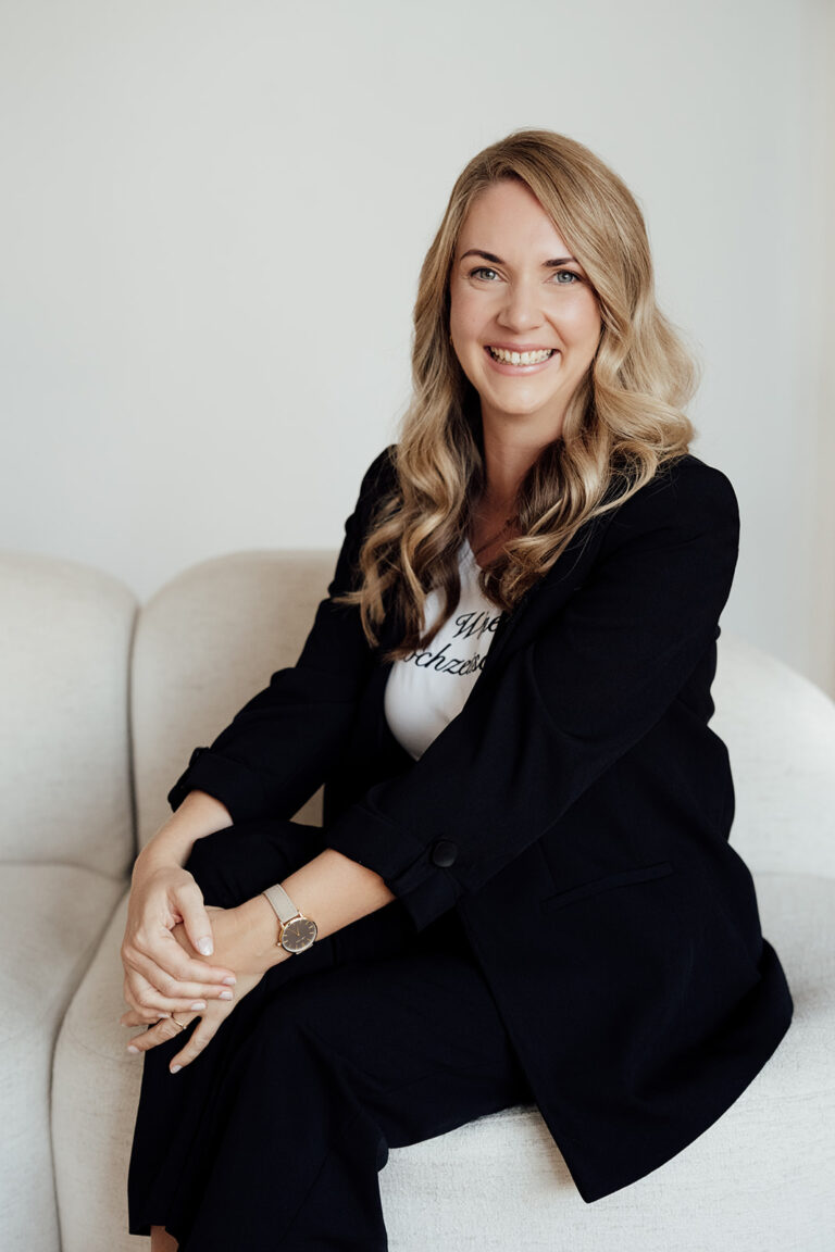 Kathrin sitzend auf der Couch