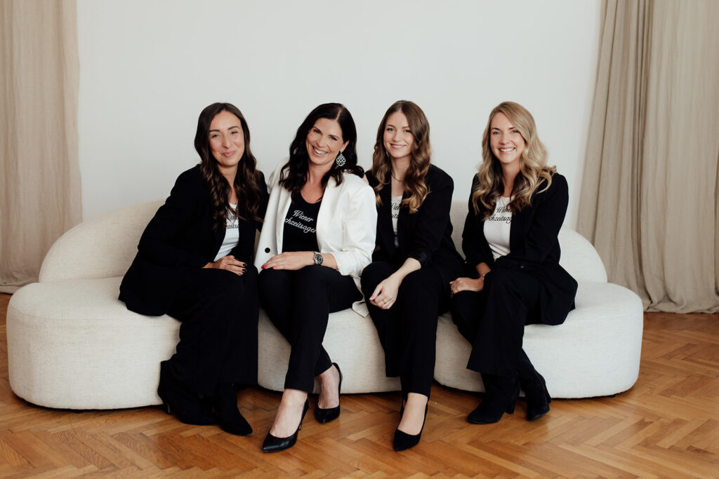 Team WHA sitzt auf Couch und alle lachen