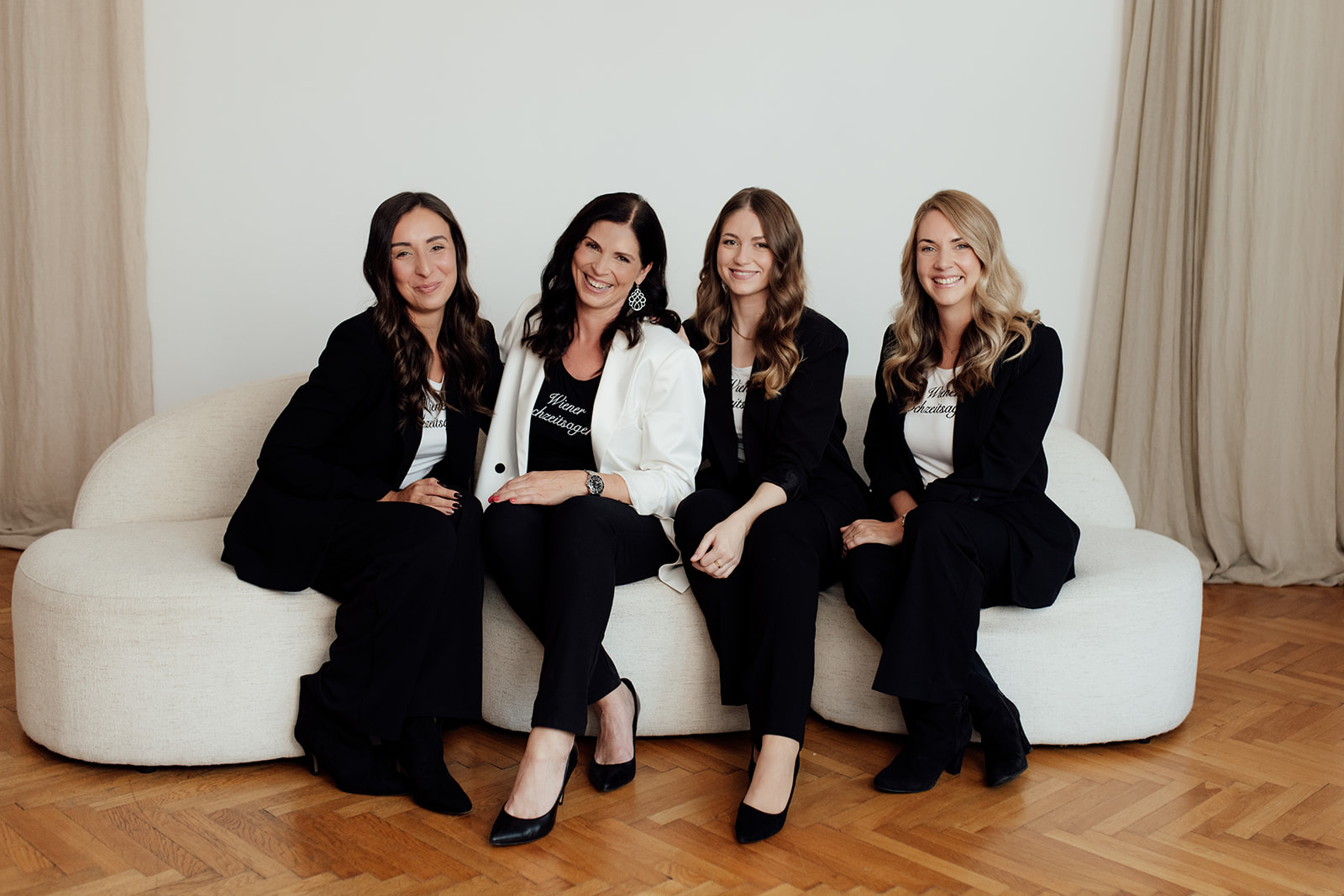 Team WHA sitzt auf Couch und alle lachen