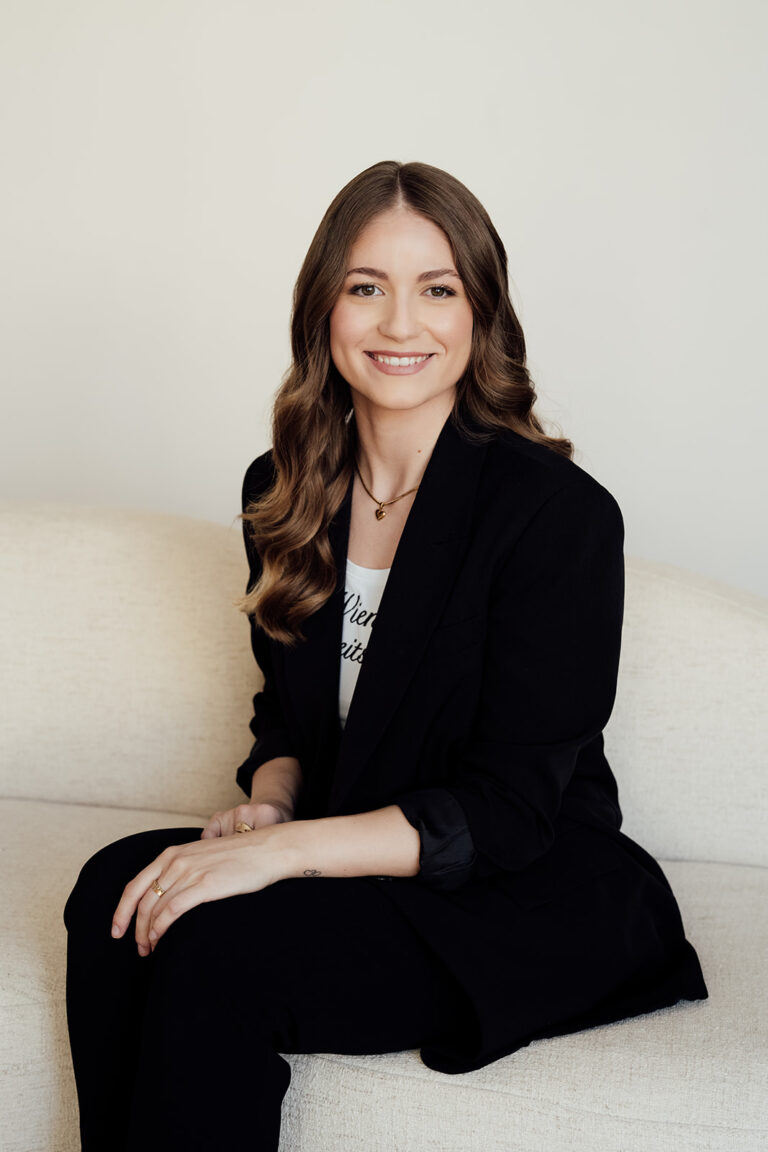 Sophie sitzend auf couch