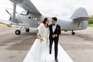 Brautpaar nach der Trauung vor der Antonov 2 -Exklusive Hochzeit Wiener Neustadt