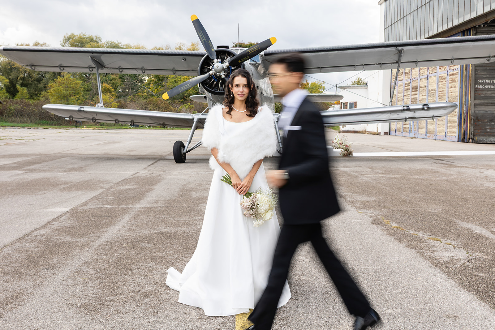 Brautpaar beim exklusiven Hochzeitsshooting vor der Antonov 2 in Wiener Neustadt - Bräutigam in Bewegung