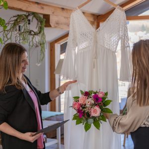 Hochzeitsplanerinnen Ursula und Sophie Köllner mit Kleid und Brautstrauß