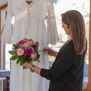 Hochzeitsplanerin Ursula Köllner mit Kleid und Brautstrauß