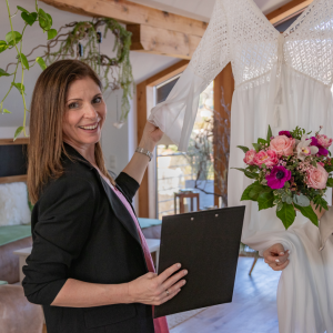 Hochzeitsplanerin Ursula Köllner mit Brautkleid und Checkliste